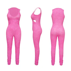 Vista multiángulo de un mono ajustado rosa tie-dye sin mangas con un sexy escello en V.