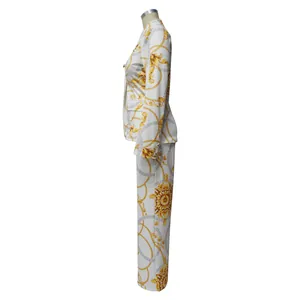 Vue latérale d'un ensemble chic blazer et pantalon femme avec imprimé baroque doré