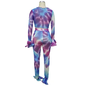 Vista posteriore di un sexy set due pezzi in rete tie-dye blu e viola