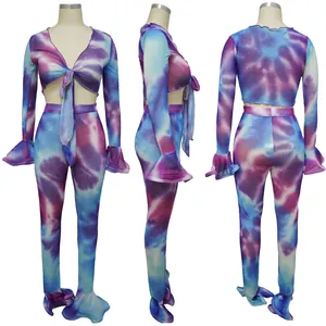 Vista da tre angolazioni di un set due pezzi in mesh tie-dye con maniche e gambe a zampa.