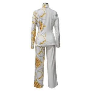 Vue arrière d'un tailleur deux pièces pour femme avec imprimé chaîne dorée et panneaux blancs.