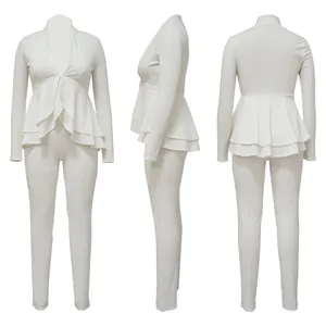 Λευκό σετ με μπλούζα peplum με λαιμόκοψη V και παντελόνι σωλήνα, σε τρεις όψεις.