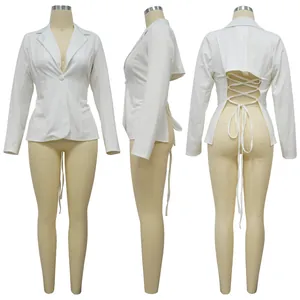Gedetailleerde weergave van witte blazer met lange mouwen en sexy vetersluiting