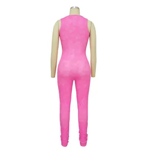 Vista trasera de un mono ajustado sin mangas rosa con efecto tie-dye en un maniquí
