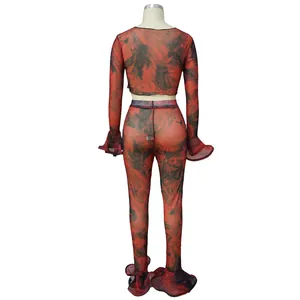 Sexy completo due pezzi in rete con stampa astratta rossa e nera e pantaloni a zampa