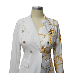 Détail du blazer blanc avec imprimé chaîne dorée et motif baroque