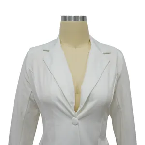 Gedetailleerde close-up van een professionele witte blazer met V-hals op een etalagepop.