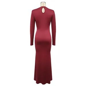 Rückansicht eines eleganten weinroten Langarm-Abendkleids mit Schlüsselloch-Ausschnitt.