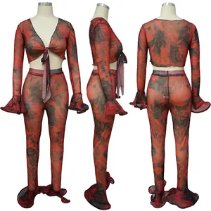 Sexy completo due pezzi in rete stampata rossa e nera con top annodato e pantaloni flare