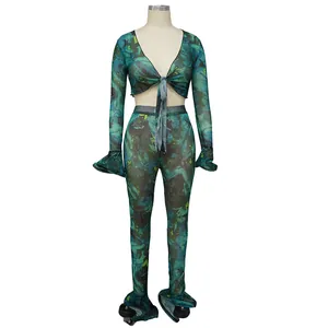 Vista frontale del completo a due pezzi in mesh con scollo a V e stampa astratta