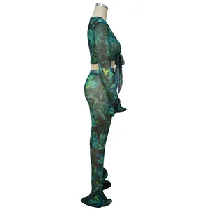Vista laterale del completo a due pezzi in mesh stampato con top a V e leggings