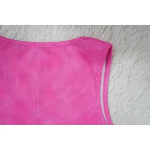 Vista macro detallada de tela acanalada rosa en un elegante body ajustado sin mangas con cuello V