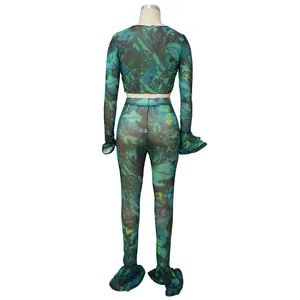 Vista posteriore di set due pezzi in mesh con stampa astratta blu e verde