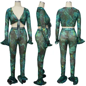 Vista da tre angolazioni di sexy set due pezzi in rete stampata blu-verde con lacci