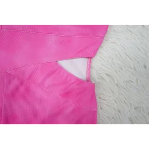 Detalle de primer plano de tela acanalada rosa con diseño recortado y costuras precisas.