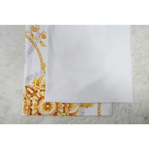 Gros plan du motif de chaîne dorée baroque et de grecque sur tissu blanc de blazer