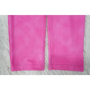 Detalle del tejido acanalado tie-dye rosa con costuras de alta calidad en los puños