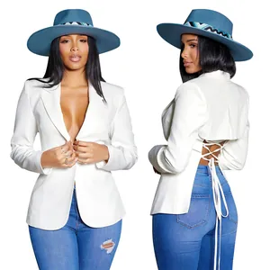 Stijlvolle witte blazer met lange mouwen, sexy V-hals en opengewerkte vetersluiting