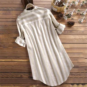Vue arrière détaillée d'une chemise décontractée en lin à rayures sur bois rustique