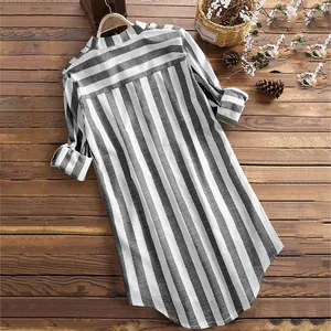 Vue arrière d'une longue chemise tunique à rayures verticales noires et blanches