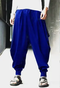 Detailansicht der locker sitzenden blauen Haremshose für Herren im Retro-Baggy-Stil