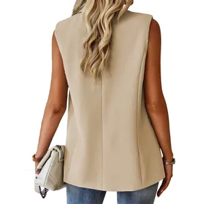 Vista posteriore dettagliata di un elegante gilet blazer senza maniche color kaki