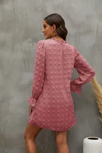 Abito corto rosa in chiffon a pois svizzeri, vista posteriore con dettaglio colletto