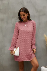 Dettaglio dell'abito in chiffon rosa con trama jacquard 3D e maniche a sbuffo eleganti