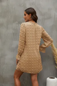 Vista posteriore dettagliata di un mini abito in chiffon beige con pois svizzeri e maniche a sbuffo