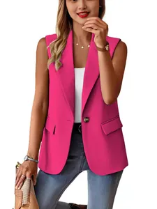 Elegante blazer senza maniche fuchsia da donna con revers e bottone su sfondo bianco