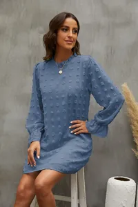 Dettaglio dell'abito in chiffon blu con motivo jacquard a bolle e maniche lunghe