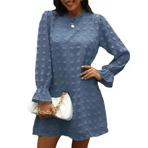 Elegante abito corto in chiffon jacquard blu con maniche lunghe a sbuffo e volant