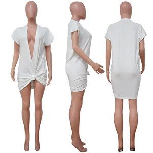 Vorder-, Seiten- und Rückansicht eines sexy weißen Minikleids mit tiefem V-Ausschnitt.
