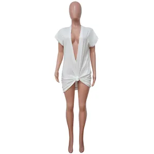 Detailansicht weißes Kurzarm-Minikleid mit tiefem V-Ausschnitt und vorderem Knoten