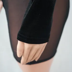 Λεπτομέρεια από βελούδινο μανίκι και πλέγμα σε μια σέξι μαύρη ολόσωμη φόρμα λεπτομέρεια