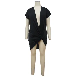 Nahaufnahme des sexy tiefen V-Ausschnitts und Knotens am schwarzen Kurzarm-Minikleid