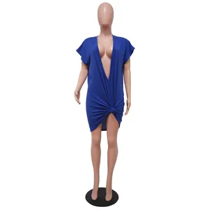 Sexueller tiefem V-Ausschnitt blaues kurzärmeliges Minikleid mit Knoten vorne auf Puppe