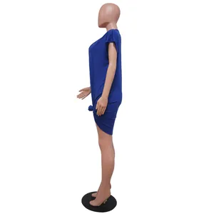 Seitenansicht eines blauen Kurzarmkleids mit modischem Knoten auf einer Schaufensterpuppe