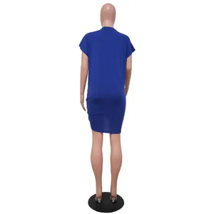 Detailansicht der Rückseite eines königsblauen kurzärmeligen Bodycon-Kleides an einer Puppe.