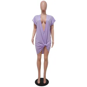 Sexy lavendelfarbenes Mini-Kleid mit tiefem V-Ausschnitt und modischem Knotendetail