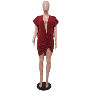 Elegantes weinrotes Minikleid mit tiefem V-Ausschnitt und vorderem Knotendetail