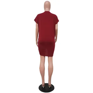 Detail der Rückansicht eines weinroten kurzärmeligen Mini-Partykleids für den Club