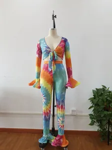 Vista frontale di un completo due pezzi sexy in rete tie-dye arcobaleno su manichino