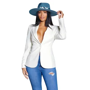 Detailopname van een stijlvolle witte blazer met lange mouwen en diepe V-hals op een model.