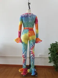 Vista posteriore di un completo due pezzi in mesh tie-dye con maniche e pantaloni a zampa
