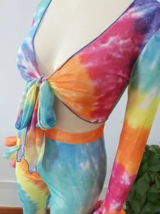 Vista dettagliata di un completo mesh tie-dye con top annodato con scollo a V