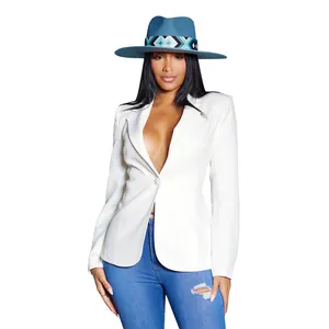Stijlvolle sexy witte blazer met lange mouwen en diepe V-hals op een model getoond
