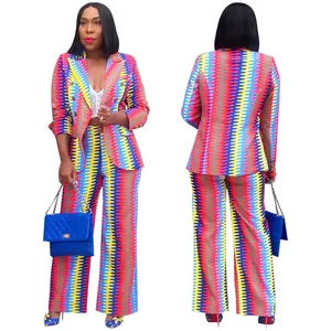 Vue détaillée avant et arrière d'un ensemble blazer et pantalon à imprimé zigzag coloré