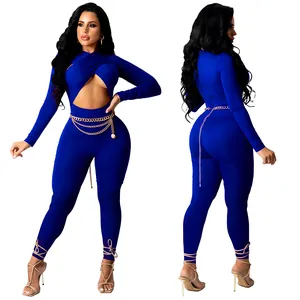 Combinaison sexy bleu roi à manches longues avec découpes et ceinture dorée chic