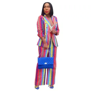 Vue complète d'un ensemble blazer et pantalon coloré pour femme avec motif zigzag